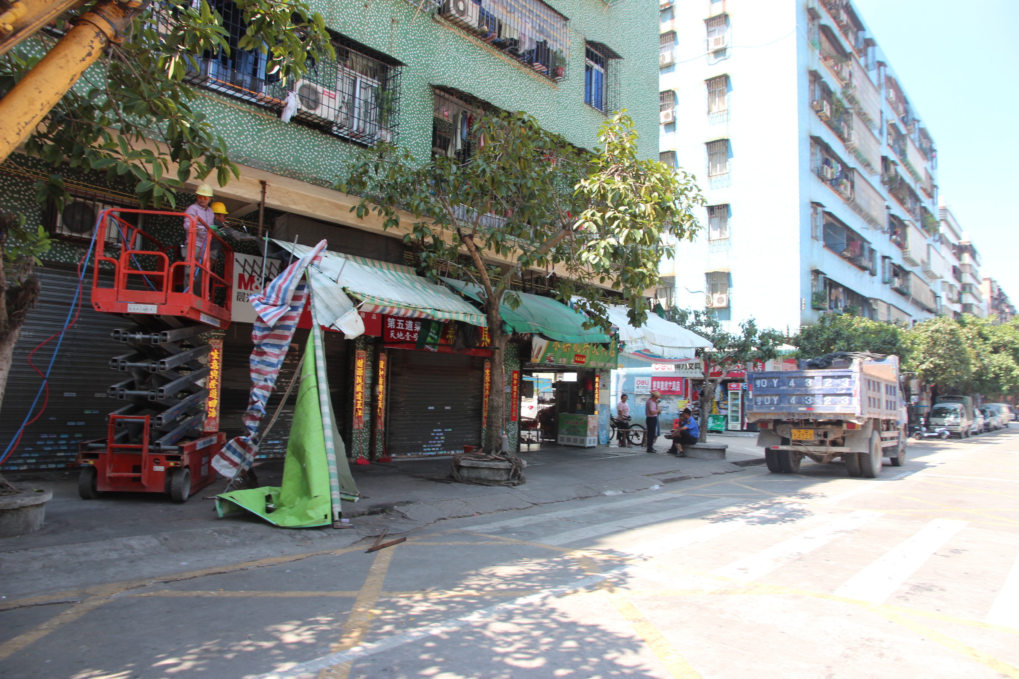 拆除商铺铁皮雨棚.JPG
