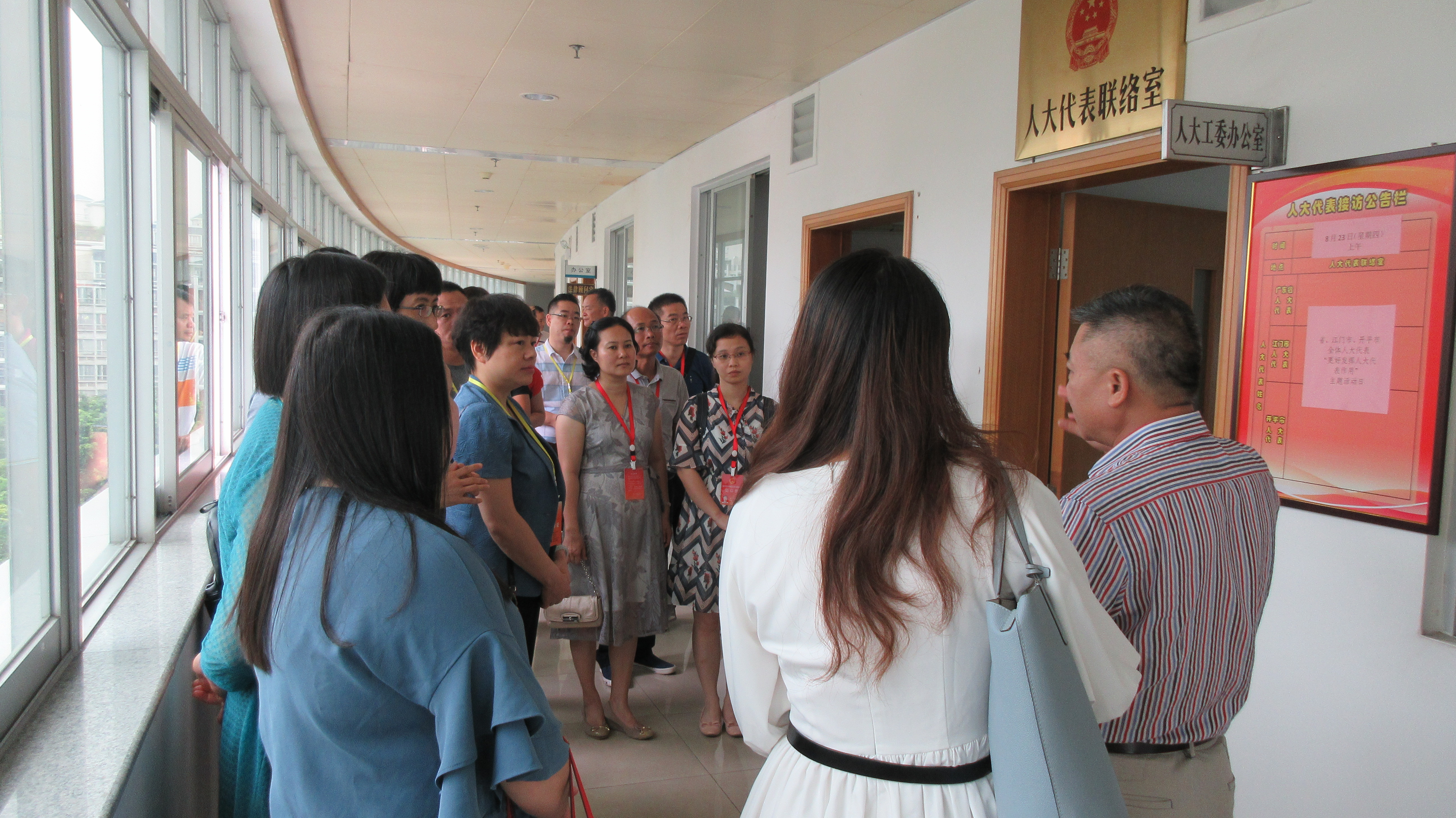 人大代表参观长沙街道人大代表联络室.JPG