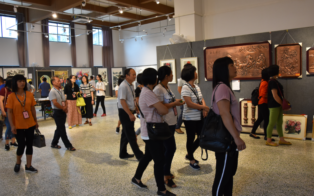 C:UsersadminDesktop20170522--26海棠直播
2017村“两委”干部培训学员参观文体中心QQ图片20170601113526.png