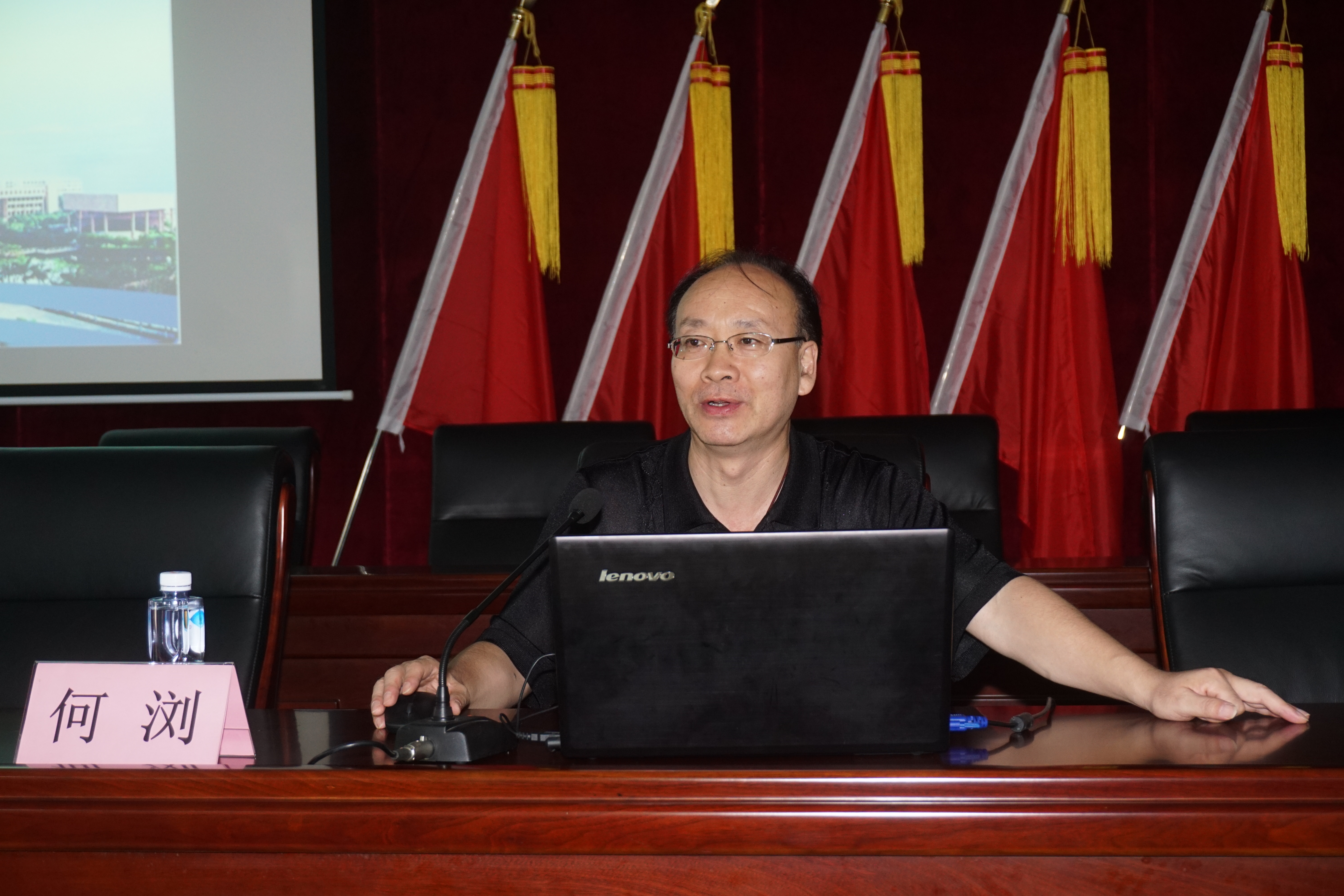 何浏教授在海棠直播
水口镇作广东经济形势辅导报告.JPG