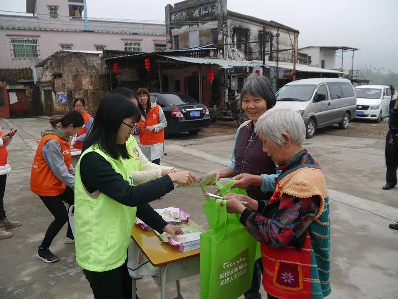 现场给群众发放宣传手册.jpg